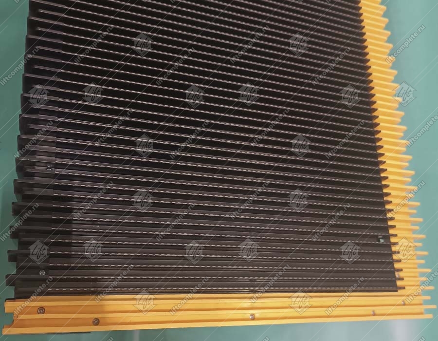 Ступень эскалатора, HYUNDAI, 1000 мм, черная, три желтые пластиковые линии демаркации, 30 градусов