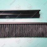 Щетка безопасности эскалатора, KONE, L - 1800 мм, с черным пластиковым держателем, изогнутая, левая, нижняя входная площадка