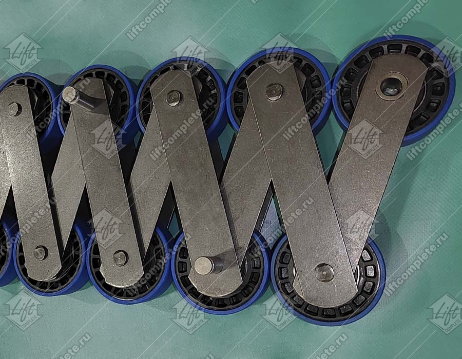 Цепь ступеней эскалатора, KONE, 13KV-C, шаг - 133,33 мм, палец - 77x12,8/12,5 мм, пластины - 35x4/35x4 мм, ролик - 75x23,5 мм, 105 kN, стыковка осью (комплект на 10 ступеней)