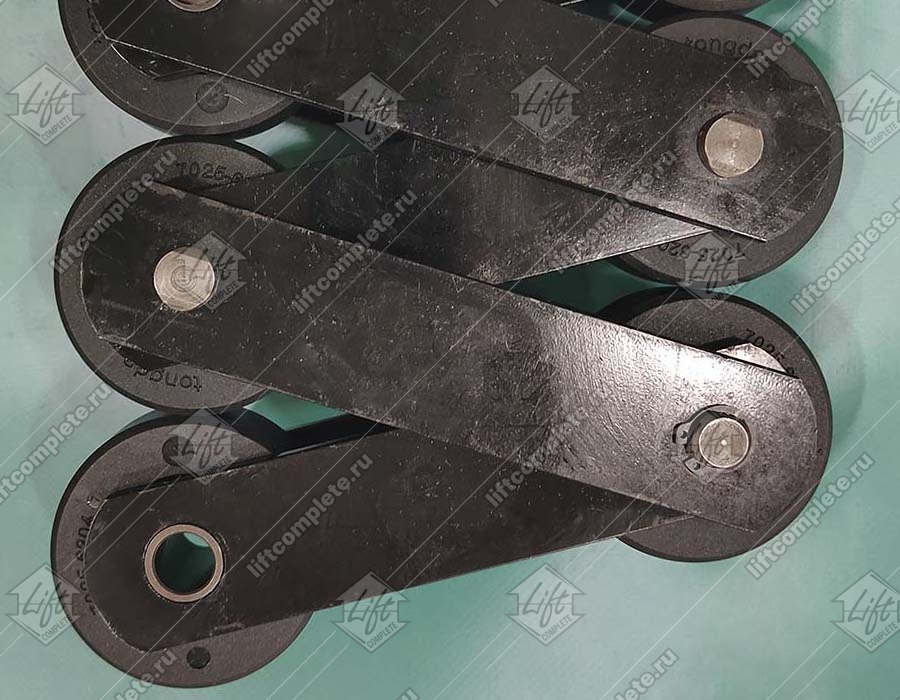 Цепь ступеней эскалатора, KONE, 13KV-C, шаг - 133,33 мм, палец - 77x12,8/12,5 мм, пластины - 35x4/35x4 мм, ролик - 75x23,5 мм, 105 kN, стыковка осью (комплект на 6 ступеней)