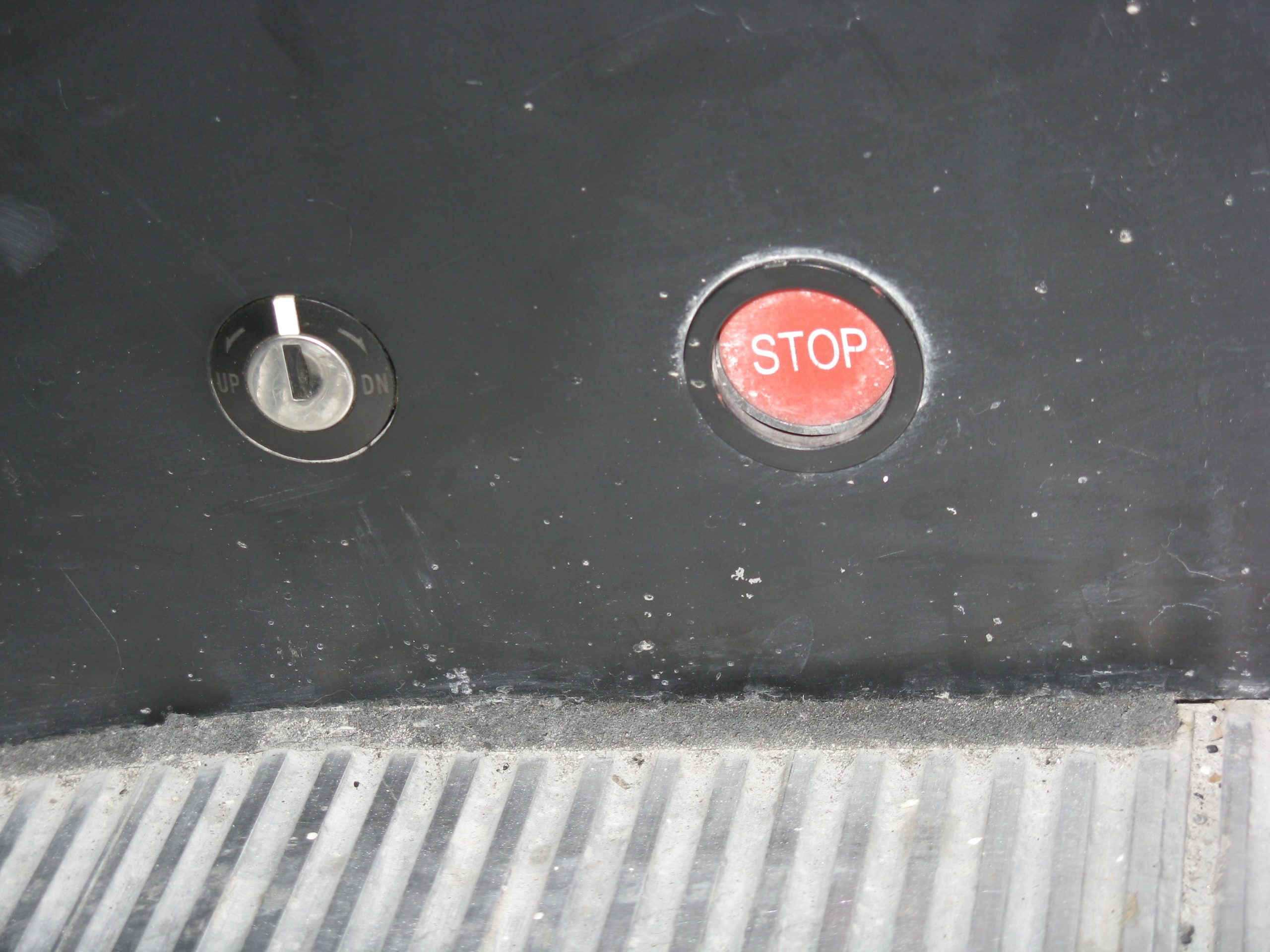 Кнопка СТОП с ключевиной, KONE TravelMaster (панель эскалатора с ключевиной и кнопкой стоп)