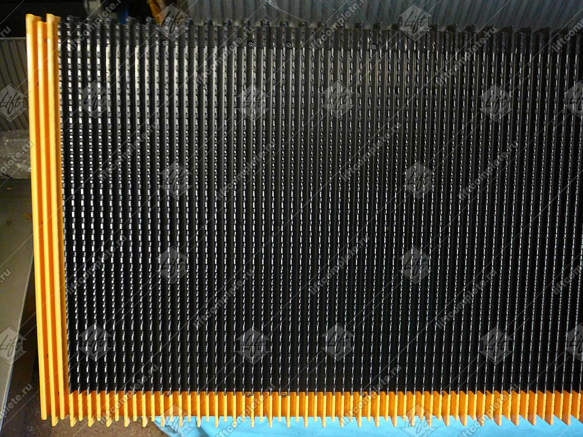 Ступень эскалатора, SSL, 1000 мм, сталь, черная, диаметр роликов - 70 мм, три желтые демаркации